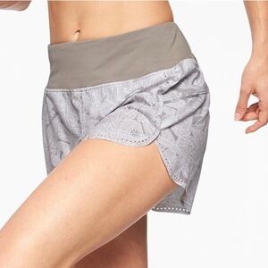 Athleta Print laser run shorts 4” in Silver Gray size XL 1X